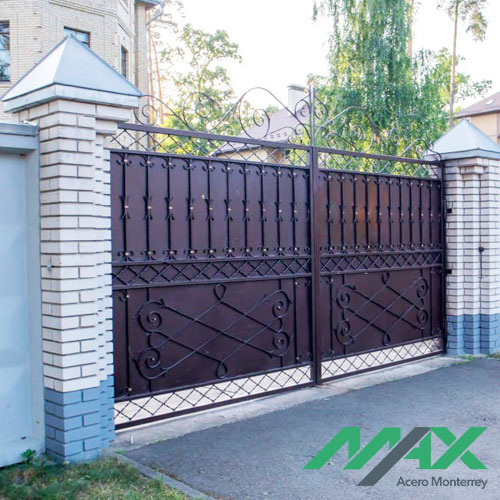 Puerta de herrería de color café oscuro con elementos garigoleados