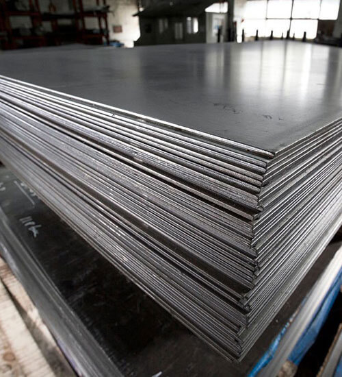 Acercamiento a láminas de acero al carbón apiladas