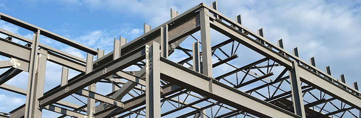 Estructura de edificio en construcción fabricada con perfiles de acero