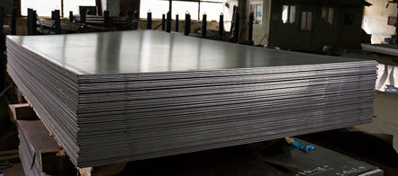 Hojas de lámina negra apiladas en almacén