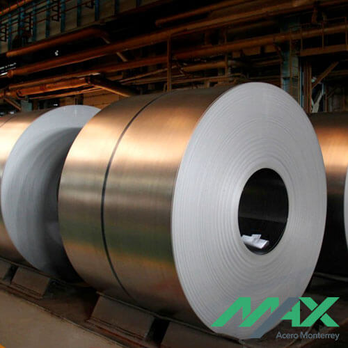 Rollos de acero al carbón almacenados después de su fabricación