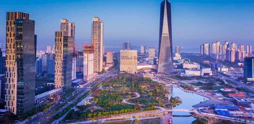 Plano general del urbanismo de Songdo, Corea del Sur, durante la puesta de sol