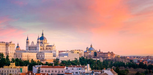 Toma panorámica en la que se aprecia el urbanismo de Madrid durante el atardecer - qué es el urbanismo