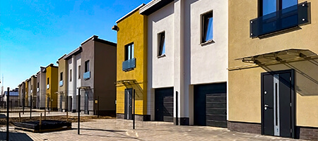 Serie de casas de diferentes colores a lo largo de una calle