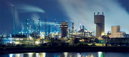 Panorámica nocturna de una zona insdustrial