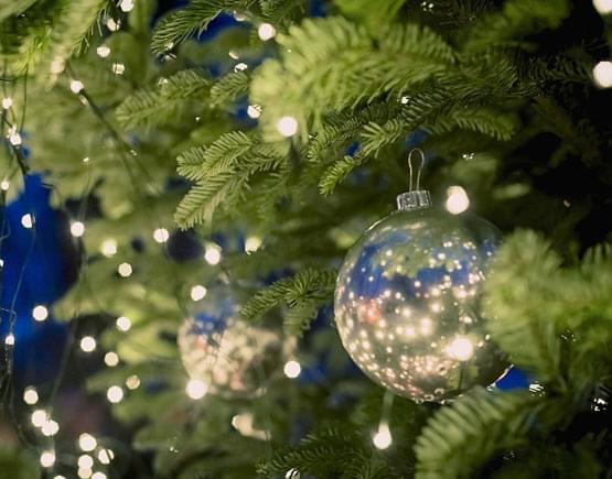 Esfera de navidad con diseno de planeta tierra colgando en un arbolito