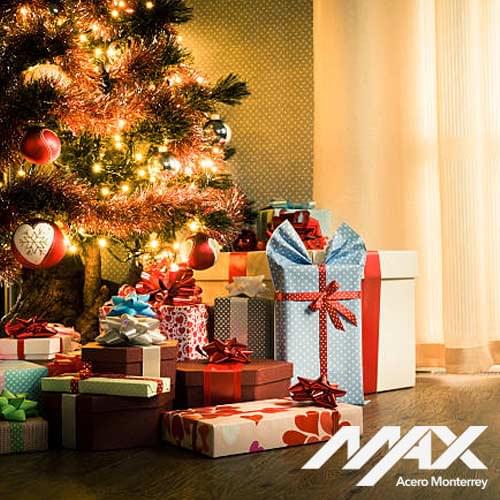 Regalos coloados bajo un árbol de navidad