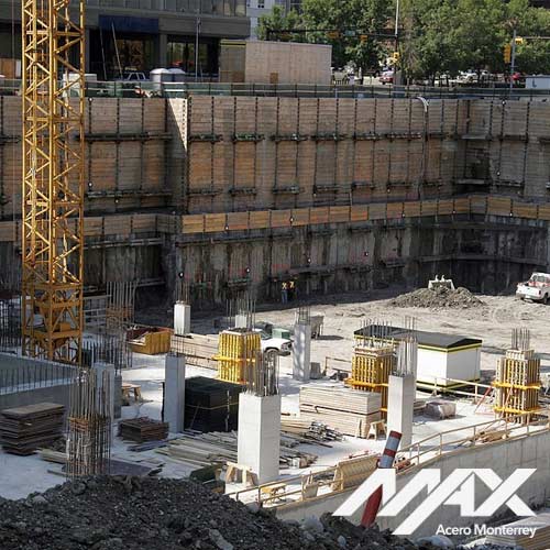 Fachada exterior delimitada por una cerca perimetral