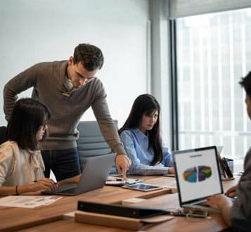 Licitantes trabajando en proyecto