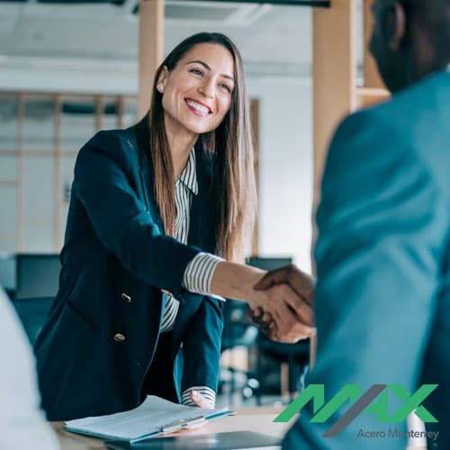 Personas estrechándose las manos después de ganar una licitación