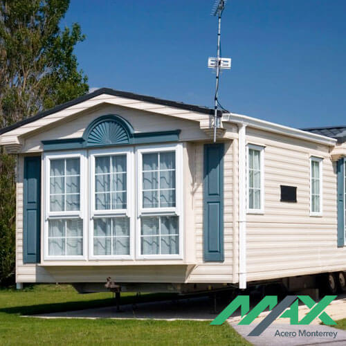 Casa prefabricada instalada en jardín