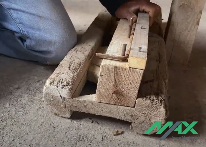 Tramo de alambrón doblado a noventa grados sobre estructura para hacer estribos