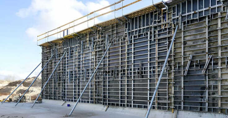 Cimbra metálica instalada para soporte estructural, lista para colar concreto en la construcción