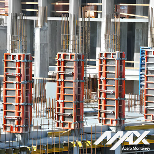 Cimbras metálicas rojas en un proyecto de construcción, sosteniendo columnas de concreto en fraguado