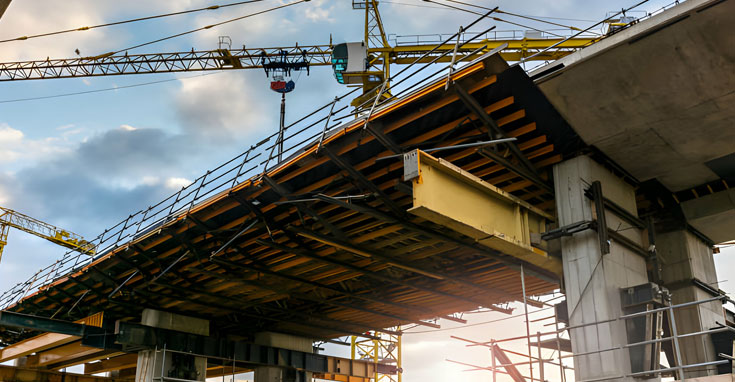 Colocación de cimbra de acero para puentes