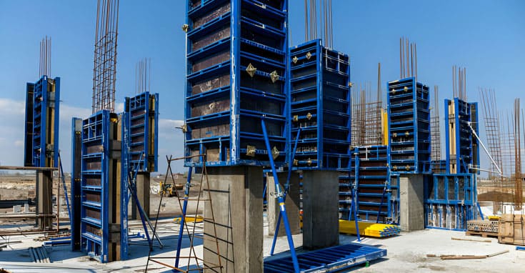 Varias cimbras de acero para columnas en construcción