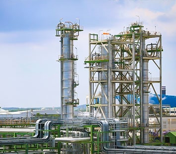 Plano general de una refinería de petróleo en operaciones