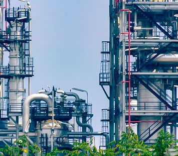 Refinería de petróleo crudo en funcionamiento