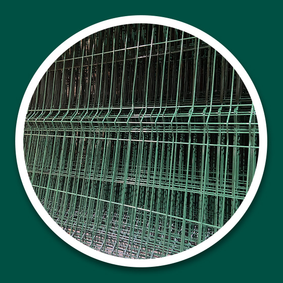 Paneles de reja de acero apilados