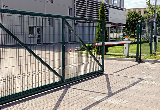 Puerta de seguridad fabricada con reja de acero