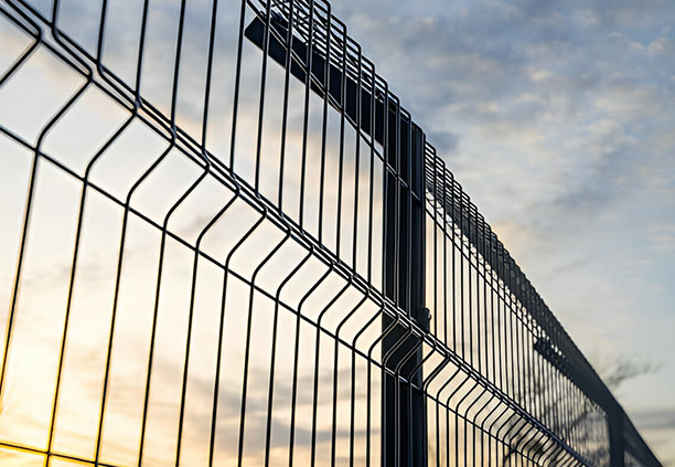 Reja de acero en cerca de seguridad