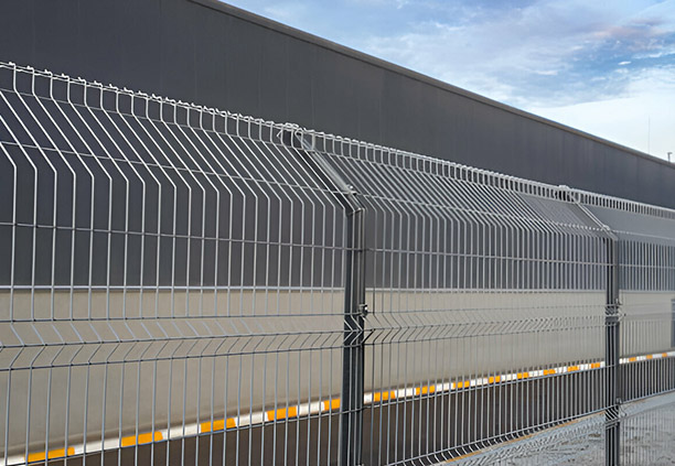 Valla fabricada con reja de acero gris