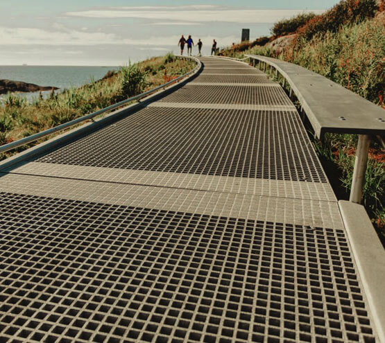 Camino de rejilla de fibra de vidrio junto al mar