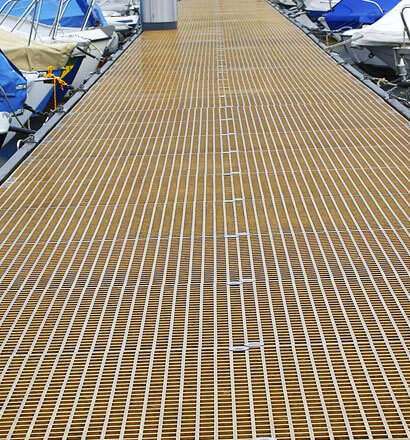 Muelle construido con rejilla de fibra de vidrio amarilla