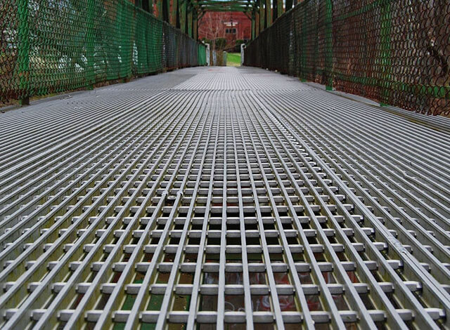 Puente con piso de rejilla de fibra de vidrio