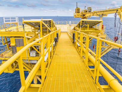 Uso de rejilla de fibra de vidrio en plataforma marítima