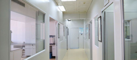 Pasillo de un laboratorio con revestimiento para paredes Glasliner antimicrobial