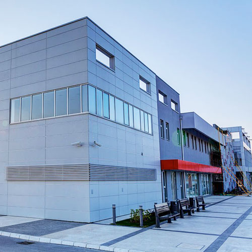 Pared exterior de un inmueble residencial de varios pisos recubierto con metal