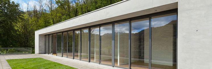 Pared exterior de una casa en zona urbana con revestimiento para paredes hecho de cemento pulido