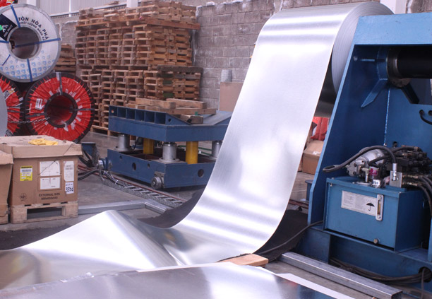 Rollo de lámina galvanizada montado en máquina