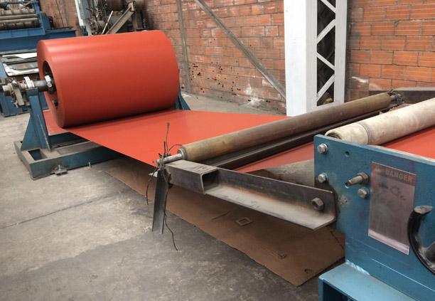 Rollo de lámina pintro en máquina roladora