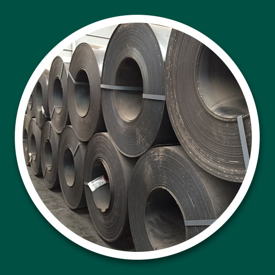 Rollos de lámina negra apilados en bodega