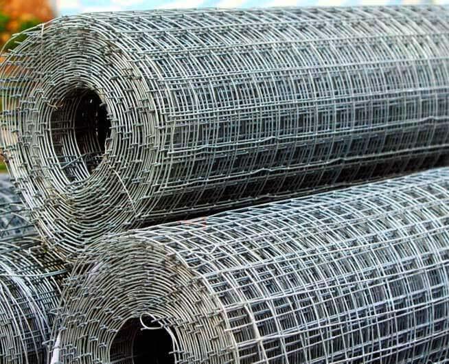 Rollo de malla electrosoldada colocados uno sobre otro en bodega.