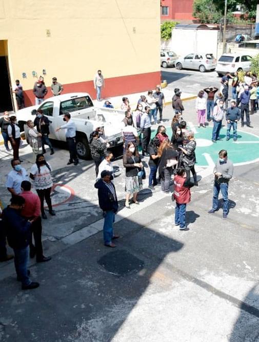 Personal realiza simulacro para saber qué hacer en caso de un sismo