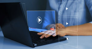 Mujer frente a computadora viendo videos en YouTube