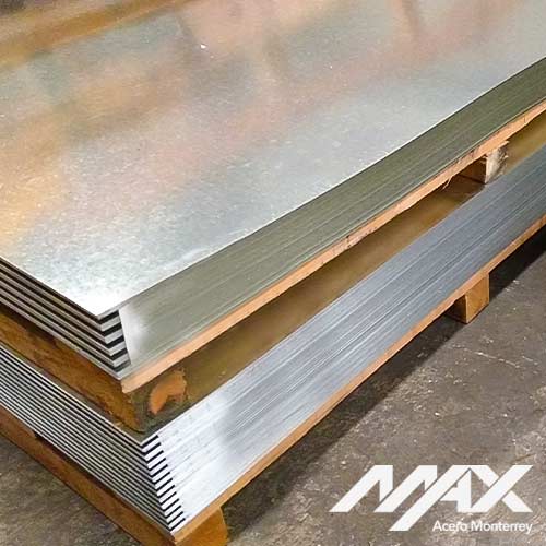 Láminas lisas de acero galvanizado de diferentes calibres dentro de una fábrica