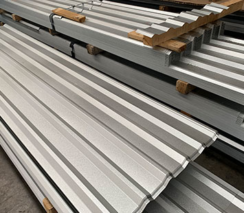 Láminas de acero de diferentes calibres apiladas dentro de un almacén