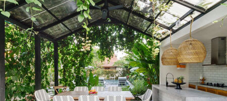 Techo de policarbonato celular colocado en el patio de una casa