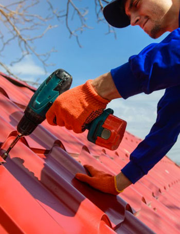 Trabajador instalando techo de lámina galvateja en casa