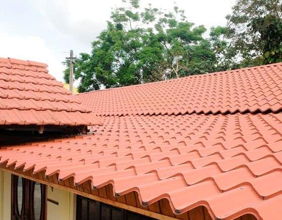 Techo de una casa construido con lámina tipo teja.