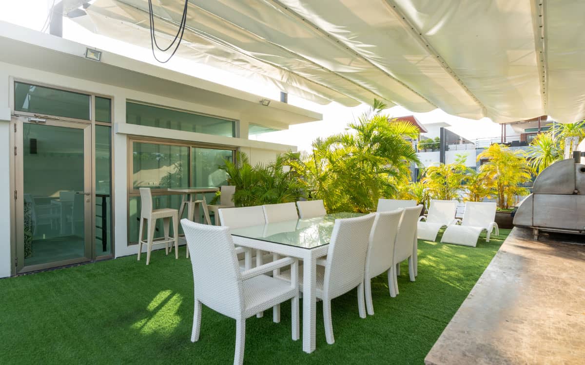 Moderna terraza con techo de lona, soluciones elegantes y duraderas en techos para terrazas