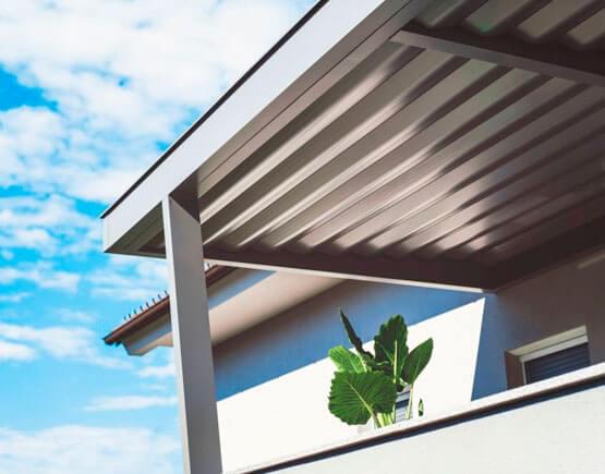 Techo de lámina acanalada en terraza exterior, ideal para techos para terrazas funcionales