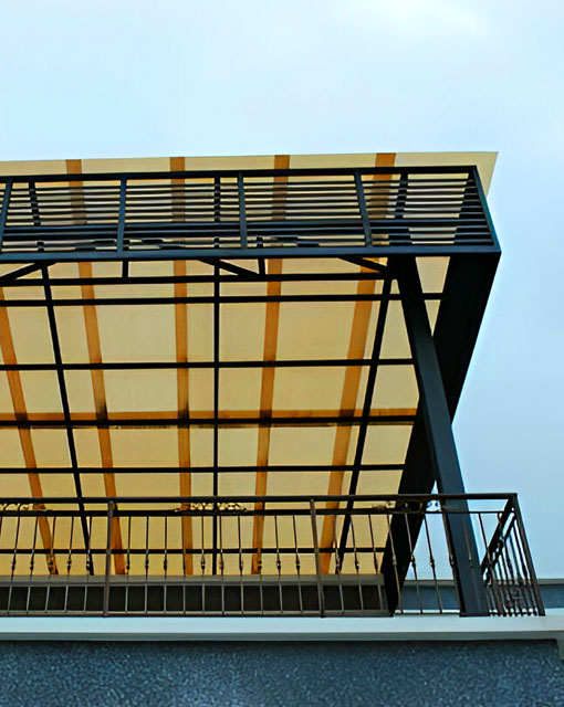 Terraza techada con láminas de policarbonato celular