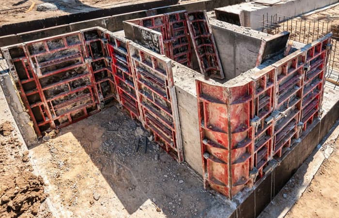 Barda de concreto cubierta por un encofrado hecho a partir de plástico