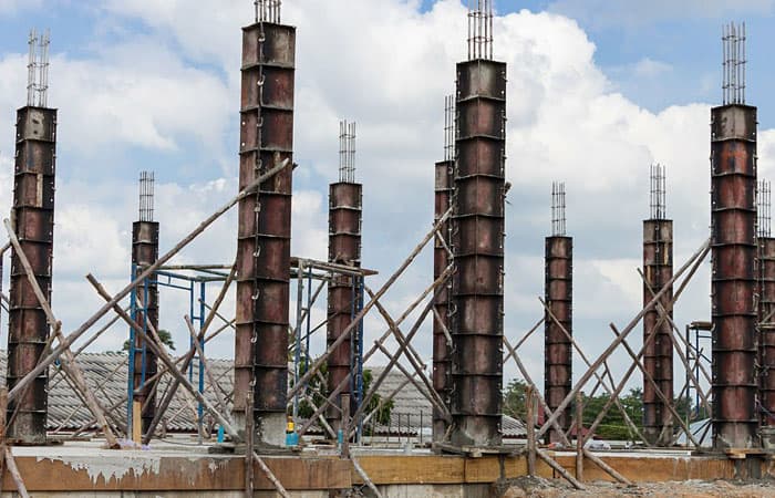 Columnas con encofrado metálico en la parte alta de una obra en construcción