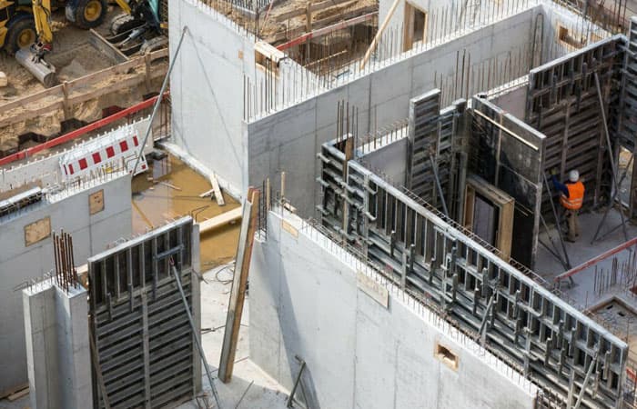 Desmontaje de algunos encofrados de aluminio en medio de una obra en construcción